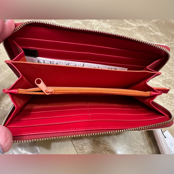 Dooney & Bourke NWT Snow White 85th Anniversary Wallet FAC-070638 - Picture 2 of 4